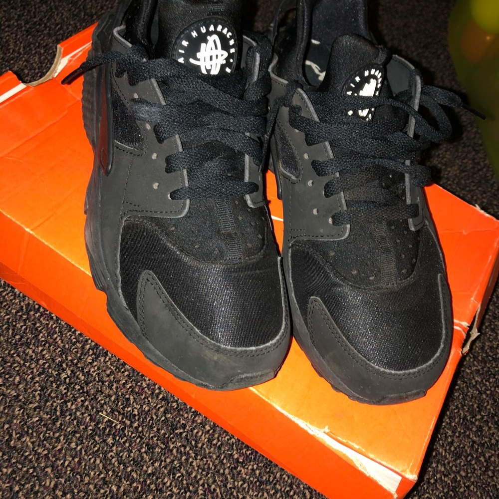 Size 7.5 in men’s black Nike’s